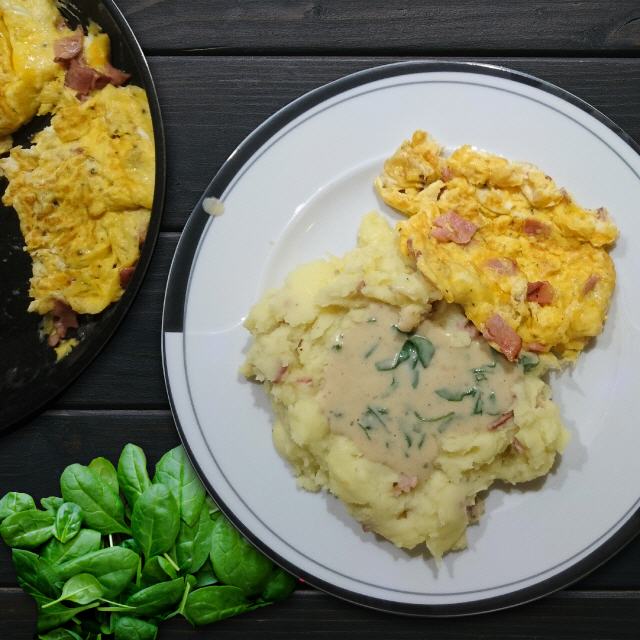 Rührei mit Katenschinken, Kartoffelpüree und Babyspinat-Bechamelsoße